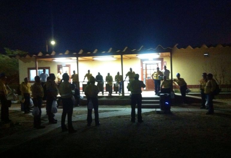 Antes de salir el sol, ya estamos en pie de lucha en Puerto Bolívar. ¡Gracias compañeros!!!